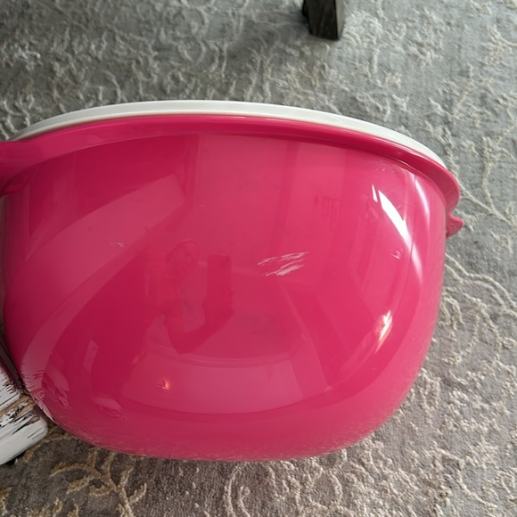 Tupperware 10L pink bowl with lid - Picture 10 of 11